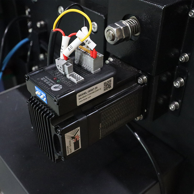 Этикетировочная машина с адаптивной по высоте печатью и нанесением этикеток